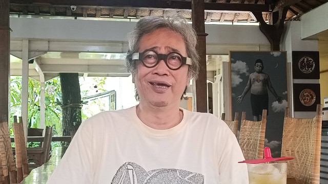 Budayawan Butet Kartaredjasa ditemui awak media di rumahnya di Kasihan, Kabupaten Bantul, Selasa (30/1).  Foto: Arfiansyah Panji/kumparan