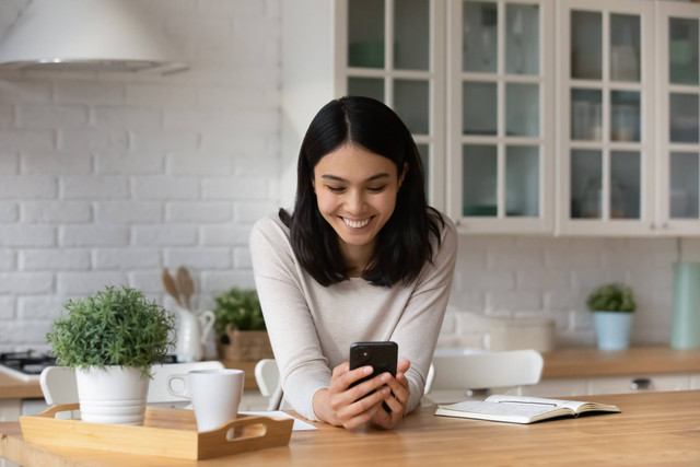 Ilustrasi kencan online pakai aplikasi kencan. Foto: Shutterstock