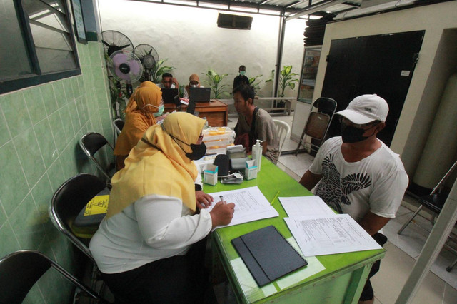 Pemeriksaan gratis di salah satu puskesmas di Surabaya. Foto: Diskominfo Surabaya