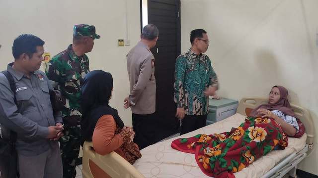 Kondisi salah satu anggota KPPS yang diduga alami keracunan usai ikuti kegiatan bimtek. Foto: Dok. Istimewa