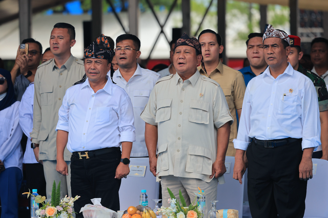 Menhan Prabowo Subianto (tengah) dan Mentan Andi Amran Sulaiman dalam acara 'Pembinaan Penyuluh Pertanian dan Petani serta Food Estate Partisipatif Provinsi Jawa Barat untuk Mendukung Peningkatan Produksi Padi dan Jagung Nasional' di Sumedang, Selasa (30/1). Foto: Dok. Istimewa