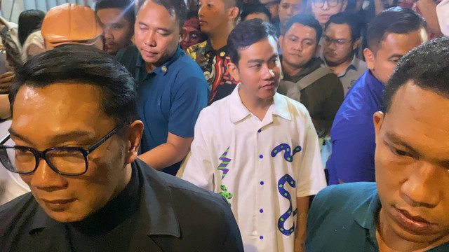 Momen cawapres nomor urut 02, Gibran Rakabuming Raka dan Ketua TKD Jabar, Ridwan Kamil berkeliling di Jl. Braga, Bandung, Selasa (30/1) malam. Foto: Zamachsyari/kumparan