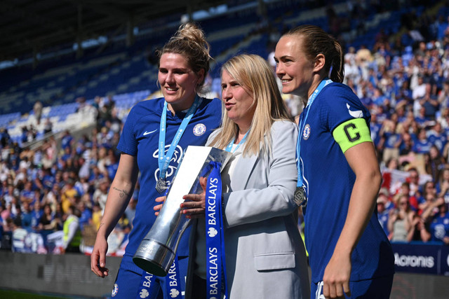 (ki-ka) Bek Chelsea Millie Bright, manajer Chelsea Emma Hayes dan bek Chelsea Magdalena Eriksson berpose dengan trofi saat para pemain Chelsea merayakan kemenangan gelar setelah pertandingan sepak bola Liga Super Wanita Inggris. Foto: Justin Tallis/AFP