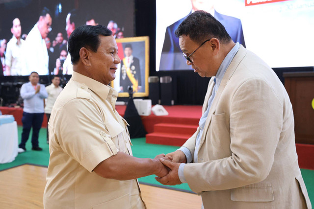 Capres 02, Prabowo Subianto bersalaman dengan Ketua Umum PGPI, Pendeta Jason, dalam kegiatan silaturahmi dan makan malam bersama 600 pendeta dari Persekutuan Gereja-gereja Pentakosta Indonesia (PGPI), di Padepokan Garuda Yaksa, Hambalang, Bogor, Selasa (30/1/2024). Foto: Dok. Istimewa