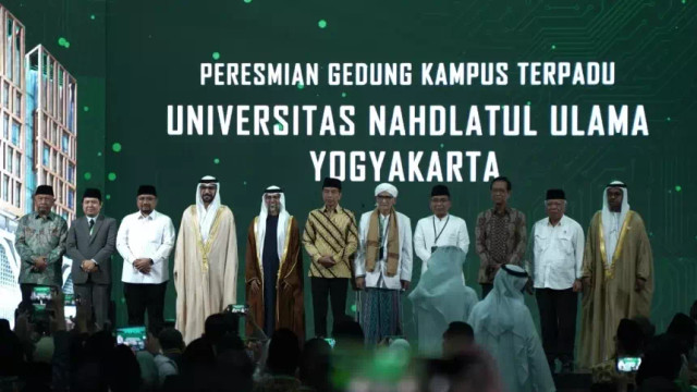 Foto bersama Presiden Jokowi dengan sejumlah tokoh setelah meresmikan gedung kampus terpadu UNU Yogyakarta, Rabu (31/1). Foto: NU Online/Lukman