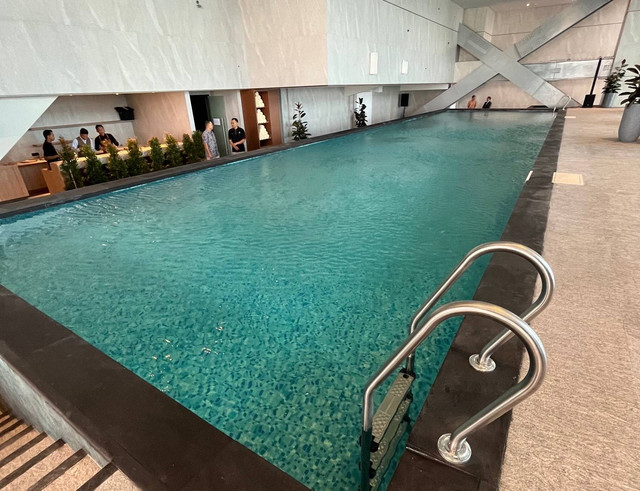 Kolam renang PARKROYAL Serviced Suites Jakarta yang berada di lantai 71. Foto: Adhie Ichsan/kumparan