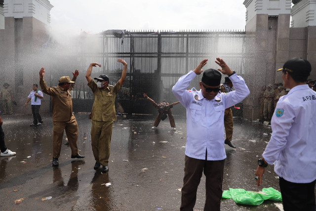 Massa dari Asosiasi Pemerintah Desa Seluruh Indonesia (Apdesi) menggelar demo di depa Gedung DPR RI, Jakarta, Rabu (31/1/2024). Foto: Iqbal Firdaus/kumparan
