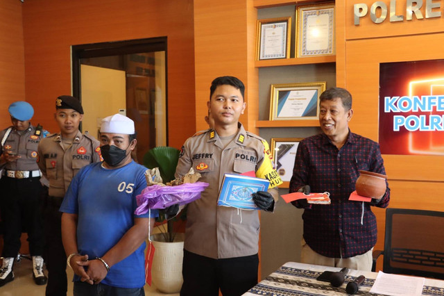 Konferensi pers penangkapan dukun gadungan pengganda uang di Polres Bantul, Rabu (31/1). Foto: Dok. Polres Bantul