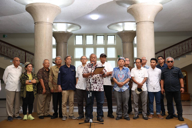 Sejumlah akademisi UGM merilis Petisi Bulaksumur di Balairung UGM, 31 Januari 2024. Petisi dibacakan oleh Guru Besar Fakultas Psikologi, Prof. Drs. Koentjoro, Ph.D., didampingi para guru besar sampai alumni dan aktivis BEM KM UGM. Foto: Humas UGM