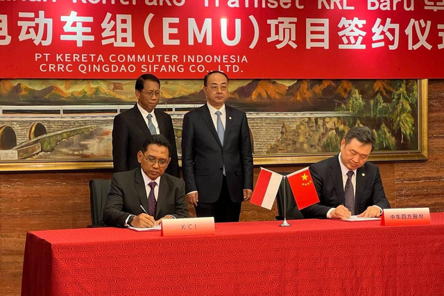 KAI Commuter bersama CRRC Sifang Co., Ltd. melakukan penandatanganan Kontrak Kerjasama Pengadaan Sarana Kereta Rel Listrik (KRL) Baru pada 31 Januari 2024 di Beijing, China. Foto:  KAI Commuter
