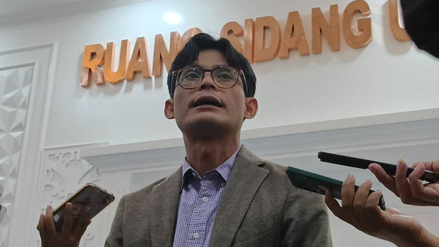 Anggota KPU RI, August Mellaz, saat ditemui wartawan usai menggelar rapat koordinasi persiapan debat kelima Pilpres 2024, di Kantor KPU, Jakarta Pusat, Rabu (31/1/2024). Foto: Fadhil Pramudya/kumparan