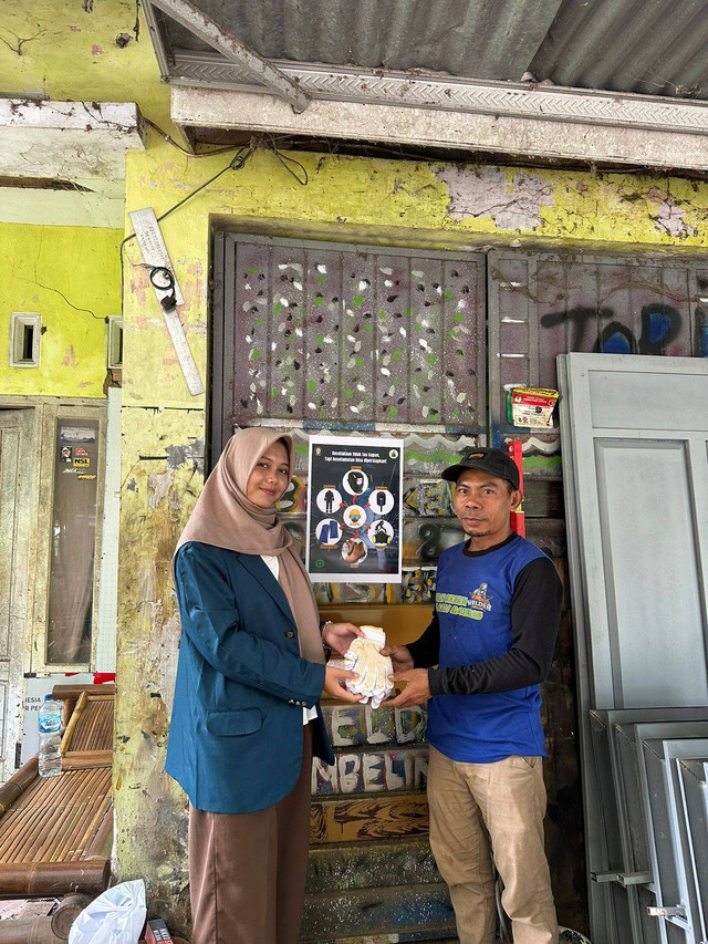 Penyerahan sarung tangan kepada pekerja las