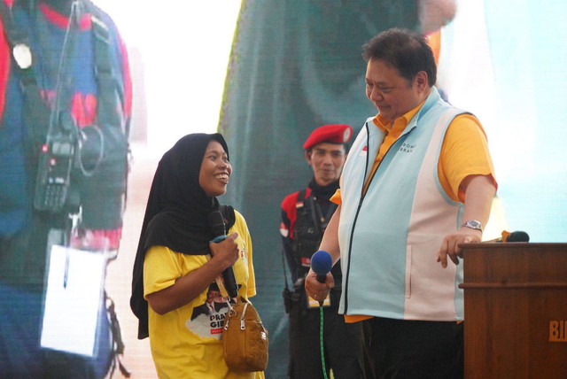 Ketua Umum Partai Golkar Airlangga Hartarto membagikan kredit super mikro kepada ibu-ibu keluarga buruh di Kerawang. Foto: Dok. Istimewa