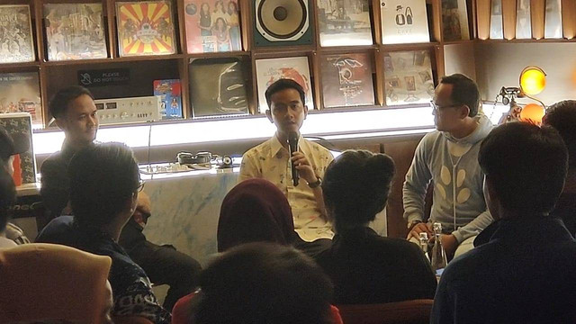 Cawapres nomor urut 02, Gibran Rakabuming Raka dan Wali Kota Bogor Bima Arya menghadiri acara #GimmickGibran di Samsara Coffee, Kota Bogor, Rabu (31/1/2024). Foto: Zamachsyari/kumparan