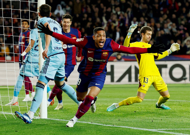 Vitor Roque berselebrasi saat Barcelona vs Osasuna dalam laga pekan ke-22 Liga Spanyol di Estadi Olimpic Lluis Companys pada Kamis (1/2) dini hari WIB. Foto: REUTERS/Albert Gea