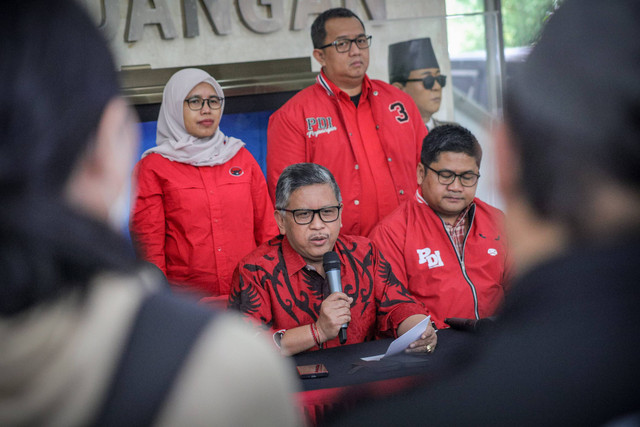 Sekjen Partai Demokrasi Indonesia Perjuangan (PDI-P), Hasto Kristiyanto berbicara kepada wartawan pada konferensi pers di Kantor DPP PDI-P, Jakarta, Kamis (1/2/2024). Foto: Jamal Ramadhan/kumparan