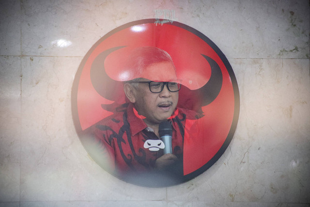 Foto multiple eksposure Sekjen Partai Demokrasi Indonesia Perjuangan (PDI-P), Hasto Kristiyanto berbicara kepada wartawan pada konferensi pers di Kantor DPP PDI-P, Jakarta, Kamis (1/2/2024). Foto: Jamal Ramadhan/kumparan