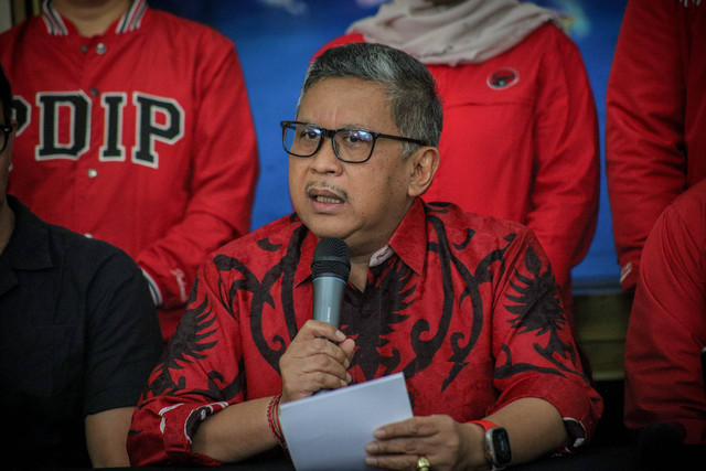 Sekjen Partai Demokrasi Indonesia Perjuangan (PDI-P), Hasto Kristiyanto berbicara kepada wartawan pada konferensi pers di Kantor DPP PDI-P, Jakarta, Kamis (1/2/2024). Foto: Jamal Ramadhan/kumparan