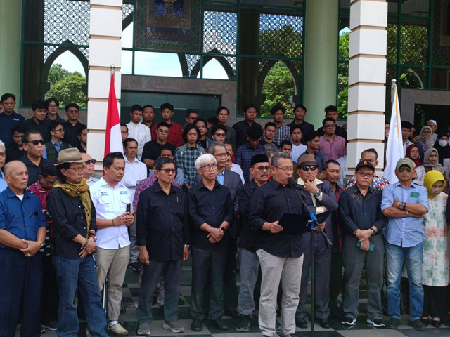 Rektor UII Prof Fathul Wahid bersama civitas akademika UII menyampaikan pernyataan sikap "Indonesia Darurat Kenegarawanan" di Kampus Terpadu UII di Jalan Kaliurang Km 14,5, Kabupaten Sleman, Kamis (1/2/2024). Foto: Arfiansyah Panji Purnandaru/kumparan