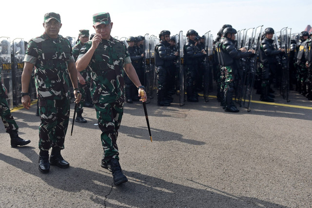 Panglima TNI Jenderal TNI Agus Subiyanto (kanan) didampingi Pangdam Jaya/Jayakarta Mayjen TNI Mohammad Hasan (kiri) meninjau pasukan saat menghadiri apel gelar kekuatan TNI untuk pengamanan Pemilu 2024 di Lapangan Taxy Way Echo Halim Perdanakusuma. Foto: Indrianto Eko Suwarso/Antara Foto