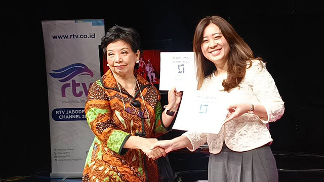 Lesley Simpson, Country Head WeTV Indonesia dan CEO RTV Artine S. Utomo dalam konferensi pers CHUANG Asia: Thailand, kawasan Thamrin, Jakarta Pusat, Kamis (1/2). Foto: Giovanni/kumparan