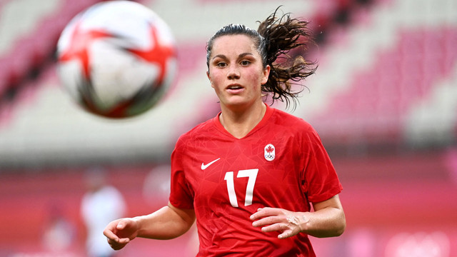 Gelandang Kanada Jessie Fleming melihat bola pada pertandingan sepak bola semifinal wanita Olimpiade Tokyo 2020 antara Amerika Serikat dan Kanada di Stadion Ibaraki Kashima di Kashima pada 2 Agustus 2021. Foto: Martin Bernetti/AFP