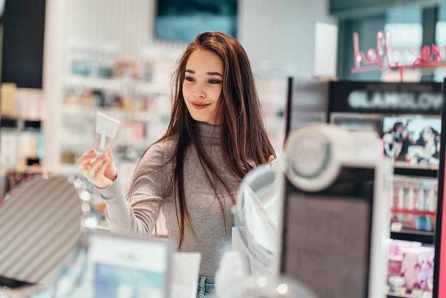 Ilustrasi perempuan beli produk kecantikan. Foto: LinaGainanova/Shutterstock