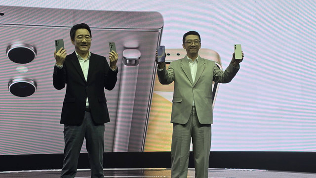 Harry Lee, President of Samsung Electronics Indonesia, dan Lo Khing Seng, Head of MX Business Samsung Electronics Indonesia, dalam acara peluncuran Samsung Galaxy S24 Series di Jakarta, Kamis (1/2). Foto: Muhammad Fikrie/kumparan