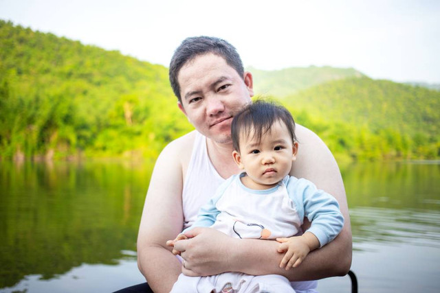 Ilustrasi ayah chubby dengan bayinya. Foto: AlivePhoto/Shutterstock
