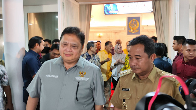 Menko Perekonomian Airlangga Hartarto dan Pj Gubernur Sulawesi Selatan Bahtiar Baharuddin di Rumah Dinas Gubernur Sulsel, Kota Makassar, Kamis (1/2/2024). Foto: Jonathan Devin/kumparan