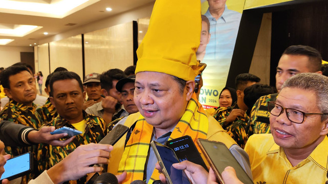Ketua Umum Partai Golkar, Airlangga Hartarto usai menghadiri Konsolidasi Kemenangan Partai Golkar di Makassar, Sulawesi Selatan, Kamis (1/2/2024). Foto: Jonathan Devin/kumparan