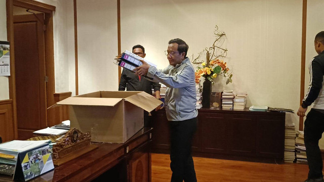 Mahfud MD saat membereskan ruang kerjanya di Kantor Kemenko Polhukam, Jakarta Pusat, Jumat (2/2). Foto: Fadhil Pramudya/kumparan