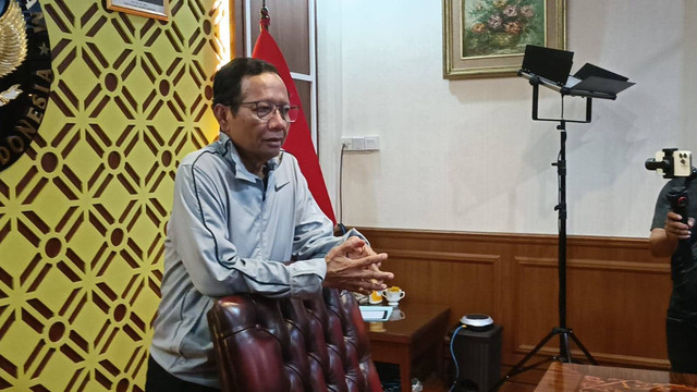Mahfud MD usai membereskan ruang kerjanya di Kantor Kemenko Polhukam, Jakarta Pusat, Jumat (2/2). Foto: Fadhil Pramudya/kumparan