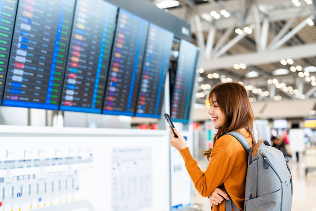 Ilustrasi turis di bandara. Foto: Monster Ztudio/Shutterstock