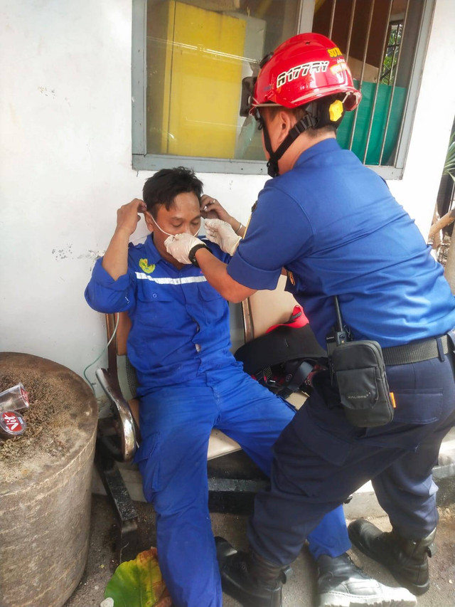 Damkar berhasil mengevakuasi dua petugas pembersih kaca yang bergelantungan saat salah satu tali gondola yang dipakai di Gedung UNJ putus, pada Jumat (2/2/2024). Foto: Dok. Sudin Gulkarmat Jaktim