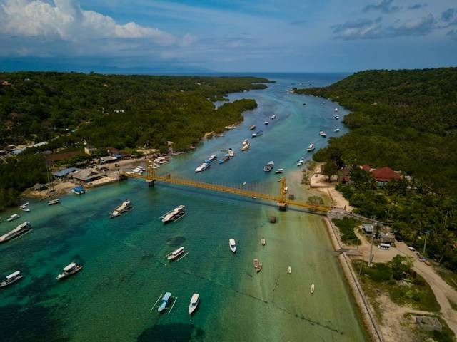 Yellow Bridge Nusa Lembongan.  Sumber foto: Unsplash.com/Wayan Sudiarta