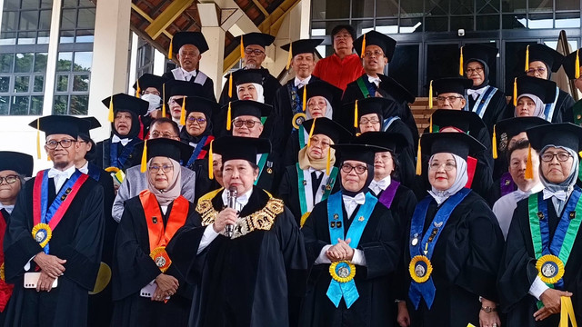 Dewan Guru Besar UI melakukan Deklarasi Kebangsaan di Gedung Rektorat UI, Jumat (2/2/2024). Foto: Thomas Bosco/kumparan