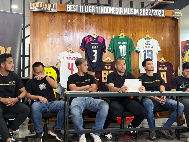 Konferensi Pers Exco APPI dan para pemain Kalteng Putra (2023/2024) terkait dengan permaslahan klub di Kantor APPI, Jalan Jaksa Nomor 4, Jakarta Pusat, pada 2 Februari 2024. Foto: Soni Insan Bagus/kumparan