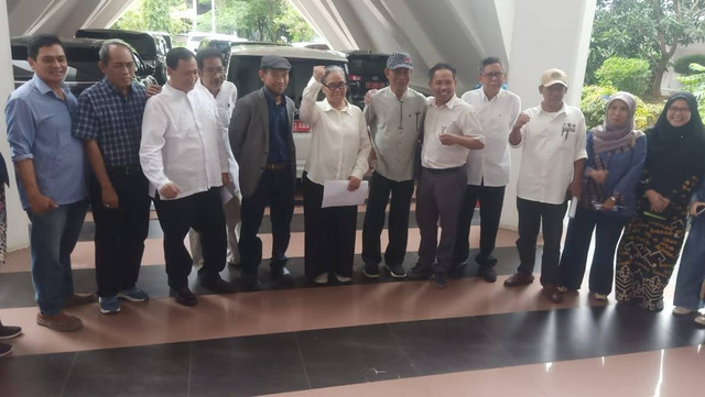 Forum Guru Besar dan Dosen Kampus Universitas Hasanuddin (Unhas) Makassar, Sulsel,  menyampaikan deklarasi bertajuk Bergerak Untuk Menyelamatkan Demokrasi di depan gedung rektorat Universitas Hasanuddin, Jumat (2/2).  Foto: Dok. kumparan