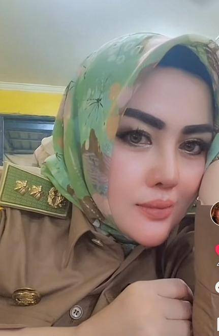 Kepala Desa Gunung Menyan, Kecamatan Pamijahan, Kabupaten Bogor Wiwin Komalasari.  Foto: Dok Pribadi