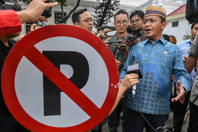 Menteri Investasi/Kepala Badan Koordinasi Penanaman Modal (BKPM) Bahlil Lahadalia (kanan) menjawab pertanyaan wartawan usai melakukan pertemuan dengan Presiden Joko Widodo di kompleks Istana Kepresidenan, Jakarta, Jumat (2/2/2024). Foto: Hafidz Mubarak A/ANTARA FOTO