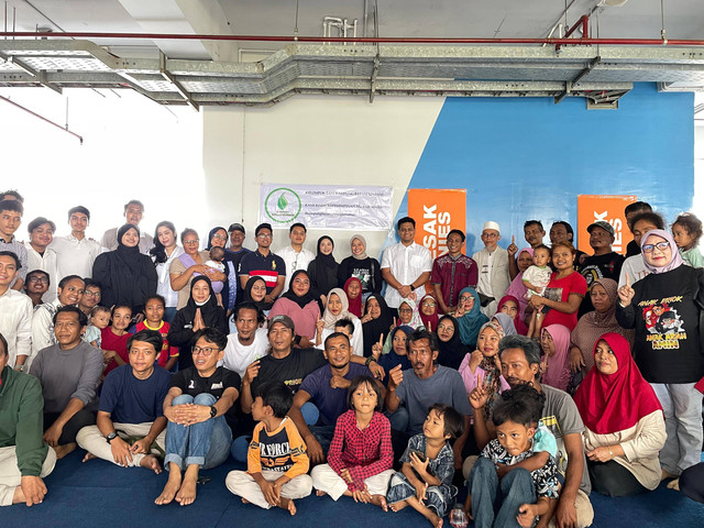 Ekspedisi Perubahan dan Mikail Azizi Baswedan mengunjungi Warga Kampung Bayam. Foto: Dok. Istimewa.