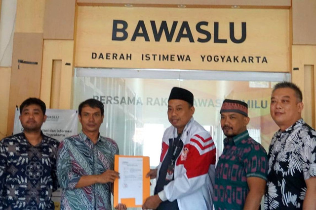 Kelompok relawan Joko Widodo yaitu Arus Bawah Jokowi (ABJ) melaporkan budayawan Butet Kartaredjasa ke Bawaslu DIY, Jumat (2/2/2024). Foto: Arfiansyah Panji Purnandaru/kumparan