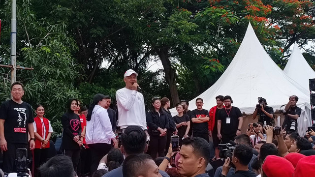 Capres 03 Ganjar Pranowo hadiri acara jalan pagi Penguin Fun Walk, di Taman Waduk Pluit, Jakarta, Sabtu (3/2/2024). Foto: Thomas Bosco/kumparan