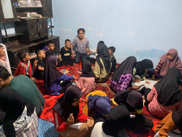 Keseruan Les bersama Adik-Adik di Desa Sokoyoso