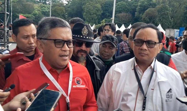 Sekjen PDIP Hasto Kristiyanto dan Wakil Ketua TPN Gatot Eddy jelang acara puncak Konser Salam Metal Ganjar-Mahfud, di GBK Senayan, Jakarta, Sabtu (3/2/2024). Foto: Annisa Thahira Madina/kumparan