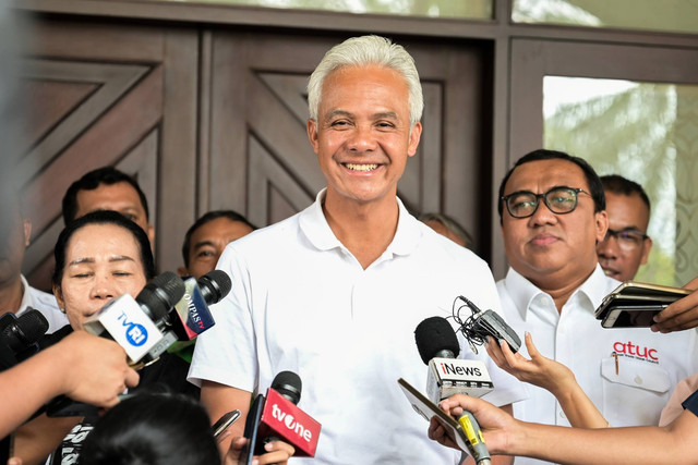 Calon presiden nomor urut 3 Ganjar Pranowo (tengah) didampingi Presiden Konfederasi Serikat Pekerja Seluruh Indonesia (KSPSI) Andi Gani Nena Wea (kanan) usai pertemuan tertutup bersama konfederasi serikat buruh di Jakarta, Sabtu (3/2/2024). Foto: Bayu Pratama S/ANTARA FOTO