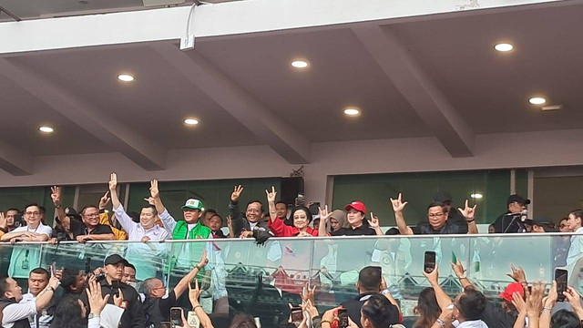 Ketua Umum PDIP, Megawati Sukarnoputri bersama sejumlah tokoh politik tiba di Stadion Gelora Bung Karno jelang acara puncak Konser Metal Kampanye Akbar Ganjar-Mahfud, Sabtu (3/2). Foto: Annisa Thahira Madina/kumparan