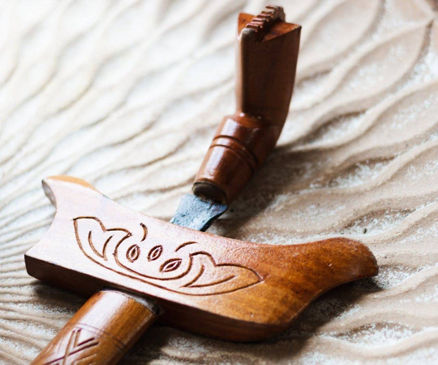 Ilustrasi tiga contoh senjata tradisional yang berasal dari Jawa Timur. Foto: Pexels/Ihsan Adityawarman