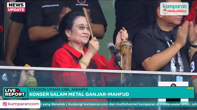 Ketum PDIP Megawati Soekarnoputri memukul kentongan pada acara puncak Konser Metal Kampanye Akbar Ganjar-Mahfud,  di Stadion Gelora Bung Karno, Senayan, Jakarta, Sabtu (3/2/2024). Foto: kumparan